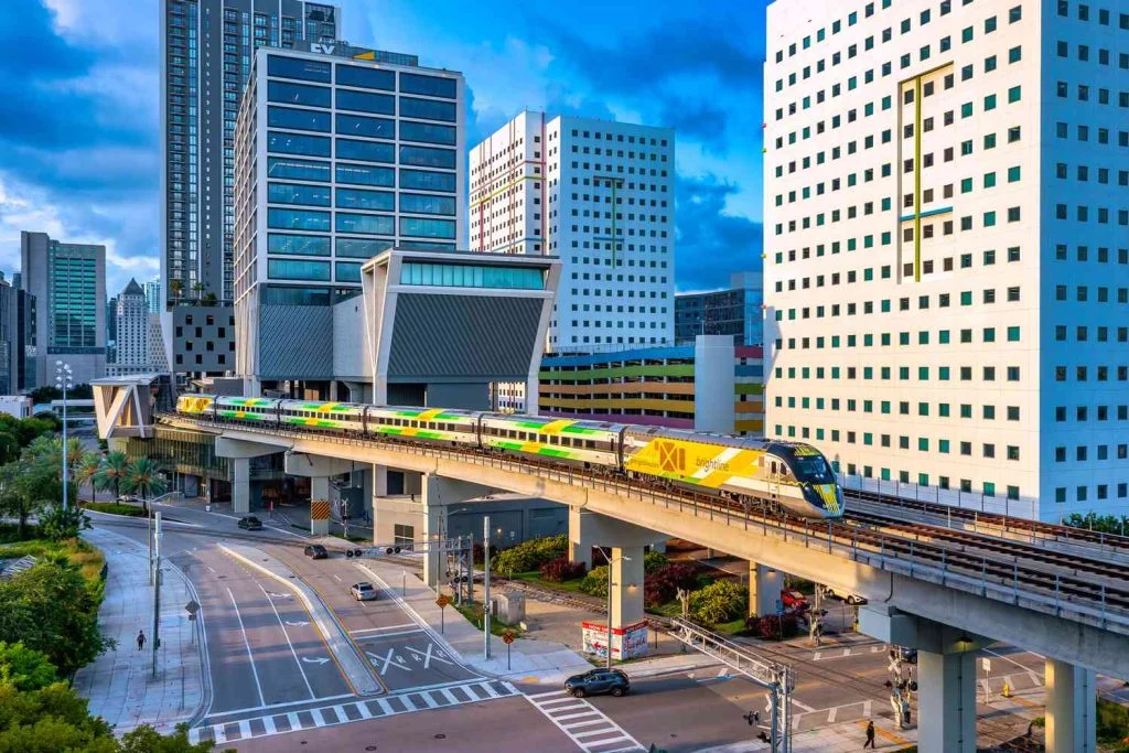 Conectando ciudades: el impacto revolucionario del Brightline en Florida y el mercado inmobiliario