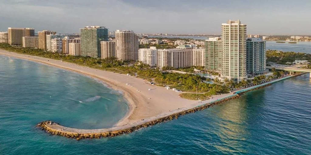 De arenas blancas a inversiones doradas: las playas más exclusivas de Miami y su potencial en bienes raíces.