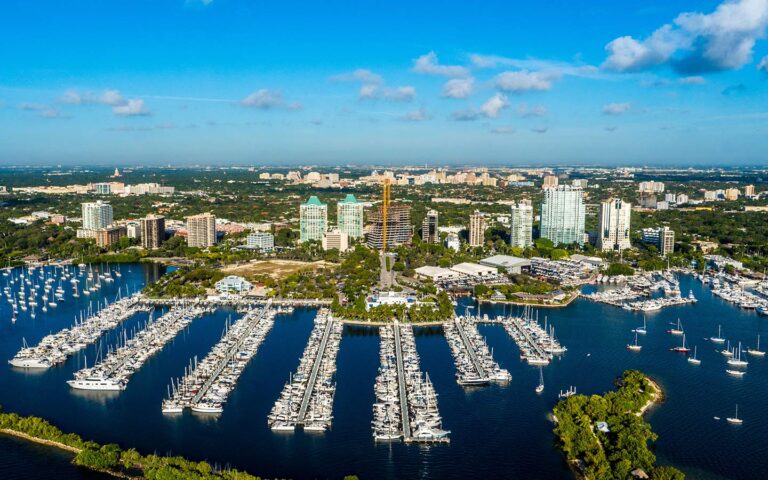 \»El mercado inmobiliario en el sur de Florida muestra un crecimiento sostenido pero moderado: Descubre las áreas con mayor incremento en el valor de las viviendas\»