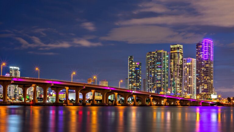 Inversiones con Vista al Paraiso frente a la Bahía de Biscayne.
