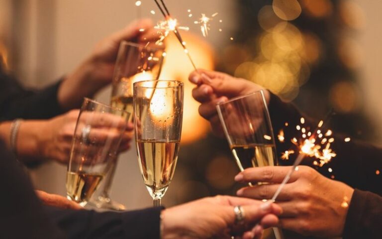 Un Brindis por el futuro ¡Feliz 2025!