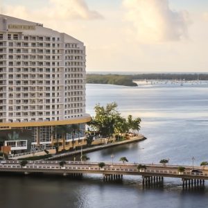 Mandarin Oriental, Una demolición histórica abre paso al futuro de Brickell Key.