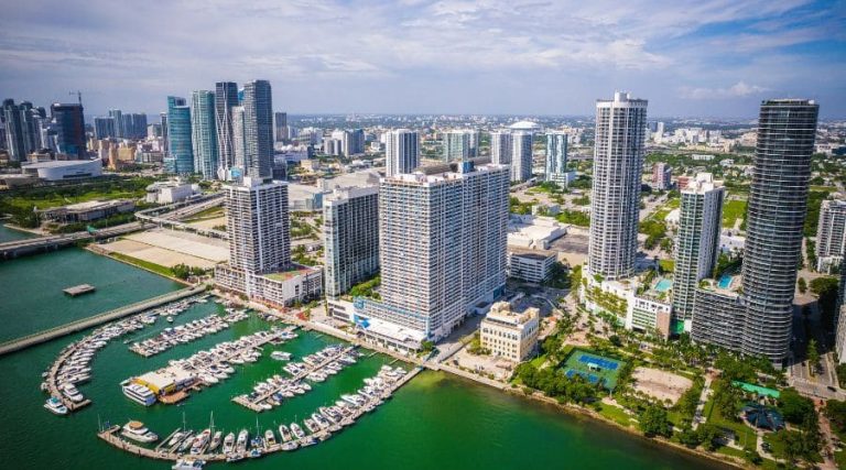 Bienes Raíces Miami 2025: ¿Crisis? Descubre Oportunidades de Inversión Extranjera Seguras.